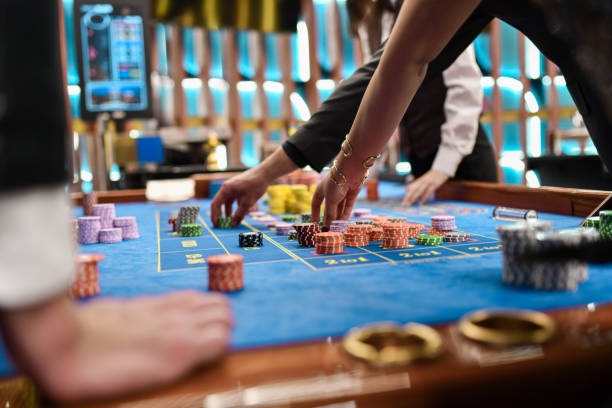 mumu86 live poker table with dealers in professional studio
